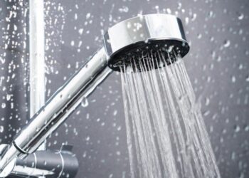 Reasons why you should stop taking hot showers