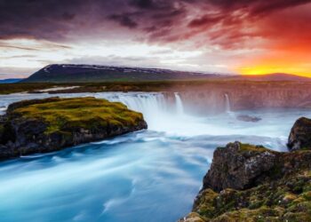 Places on Earth where the sun never sets